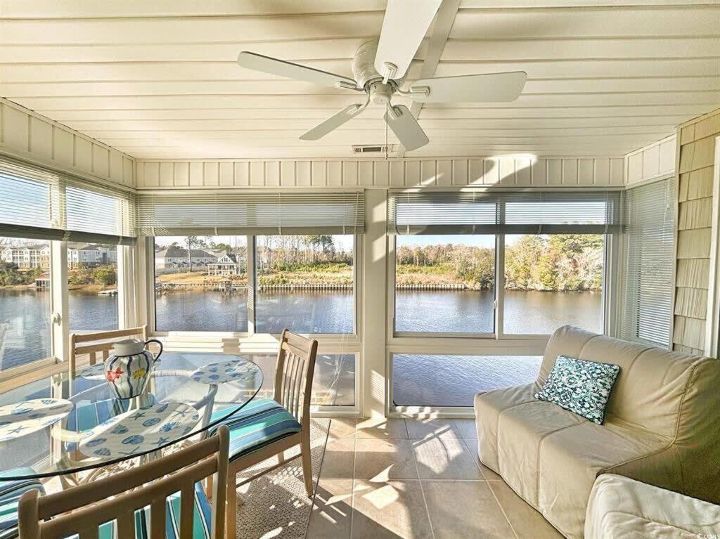 Watch The Yachts Waterway Landing Retreat W Pool Hébergement de vacances *